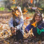 Kinder im Wald